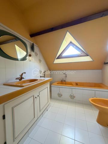 A l'abri des regards, accessible par son allée privative, belle et charmante construction individuelle édifiée sur sous sol total et sur un terrain de + de 1200 m2 ! 
Du charme dès l'entrée avec son escalier cathédrale et sa pièce de vie de 40 m2 avec poêle, spacieuse cuisine équipée, chambre/bureau, coin dressing (possibilité salle d'eau attenante), wc séparé.
Étage : pièce palière (possibilité coin lecture ou bureau), 2 grandes chambres, salle de bains, wc, jolie suite parentale avec salle de bains et son balcon .
Sous sol comprenant : grande salle de jeux carrelée de 35 m2, buanderie, chaufferie, atelier, cave, ...
Grande terrasse accessible via les 3 portes fenêtres coté salon et cuisine.
Grand terrain arborée sans vis-à-vis.
Garage double indépendant carrelé pour 2 voitures. Plusieurs stationnements au sein de la propriété.
Porte de garage et portail motorisés, fenêtres PVC double vitrage, volets alu et roulants étage, fibre optique, visiophone, ...