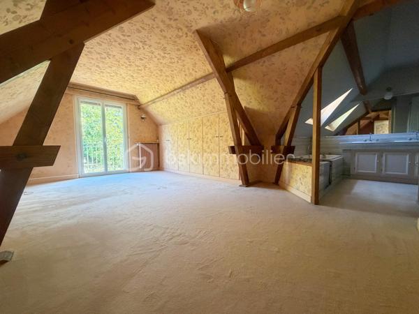 A l'abri des regards, accessible par son allée privative, belle et charmante construction individuelle édifiée sur sous sol total et sur un terrain de + de 1200 m2 ! 
Du charme dès l'entrée avec son escalier cathédrale et sa pièce de vie de 40 m2 avec poêle, spacieuse cuisine équipée, chambre/bureau, coin dressing (possibilité salle d'eau attenante), wc séparé.
Étage : pièce palière (possibilité coin lecture ou bureau), 2 grandes chambres, salle de bains, wc, jolie suite parentale avec salle de bains et son balcon .
Sous sol comprenant : grande salle de jeux carrelée de 35 m2, buanderie, chaufferie, atelier, cave, ...
Grande terrasse accessible via les 3 portes fenêtres coté salon et cuisine.
Grand terrain arborée sans vis-à-vis.
Garage double indépendant carrelé pour 2 voitures. Plusieurs stationnements au sein de la propriété.
Porte de garage et portail motorisés, fenêtres PVC double vitrage, volets alu et roulants étage, fibre optique, visiophone, ...