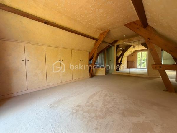 A l'abri des regards, accessible par son allée privative, belle et charmante construction individuelle édifiée sur sous sol total et sur un terrain de + de 1200 m2 ! 
Du charme dès l'entrée avec son escalier cathédrale et sa pièce de vie de 40 m2 avec poêle, spacieuse cuisine équipée, chambre/bureau, coin dressing (possibilité salle d'eau attenante), wc séparé.
Étage : pièce palière (possibilité coin lecture ou bureau), 2 grandes chambres, salle de bains, wc, jolie suite parentale avec salle de bains et son balcon .
Sous sol comprenant : grande salle de jeux carrelée de 35 m2, buanderie, chaufferie, atelier, cave, ...
Grande terrasse accessible via les 3 portes fenêtres coté salon et cuisine.
Grand terrain arborée sans vis-à-vis.
Garage double indépendant carrelé pour 2 voitures. Plusieurs stationnements au sein de la propriété.
Porte de garage et portail motorisés, fenêtres PVC double vitrage, volets alu et roulants étage, fibre optique, visiophone, ...