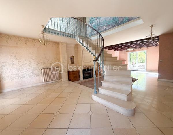 A l'abri des regards, accessible par son allée privative, belle et charmante construction individuelle édifiée sur sous sol total et sur un terrain de + de 1200 m2 ! 
Du charme dès l'entrée avec son escalier cathédrale et sa pièce de vie de 40 m2 avec poêle, spacieuse cuisine équipée, chambre/bureau, coin dressing (possibilité salle d'eau attenante), wc séparé.
Étage : pièce palière (possibilité coin lecture ou bureau), 2 grandes chambres, salle de bains, wc, jolie suite parentale avec salle de bains et son balcon .
Sous sol comprenant : grande salle de jeux carrelée de 35 m2, buanderie, chaufferie, atelier, cave, ...
Grande terrasse accessible via les 3 portes fenêtres coté salon et cuisine.
Grand terrain arborée sans vis-à-vis.
Garage double indépendant carrelé pour 2 voitures. Plusieurs stationnements au sein de la propriété.
Porte de garage et portail motorisés, fenêtres PVC double vitrage, volets alu et roulants étage, fibre optique, visiophone, ...