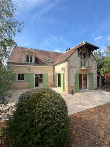 A l'abri des regards, accessible par son allée privative, belle et charmante construction individuelle édifiée sur sous sol total et sur un terrain de + de 1200 m2 ! 
Du charme dès l'entrée avec son escalier cathédrale et sa pièce de vie de 40 m2 avec poêle, spacieuse cuisine équipée, chambre/bureau, coin dressing (possibilité salle d'eau attenante), wc séparé.
Étage : pièce palière (possibilité coin lecture ou bureau), 2 grandes chambres, salle de bains, wc, jolie suite parentale avec salle de bains et son balcon .
Sous sol comprenant : grande salle de jeux carrelée de 35 m2, buanderie, chaufferie, atelier, cave, ...
Grande terrasse accessible via les 3 portes fenêtres coté salon et cuisine.
Grand terrain arborée sans vis-à-vis.
Garage double indépendant carrelé pour 2 voitures. Plusieurs stationnements au sein de la propriété.
Porte de garage et portail motorisés, fenêtres PVC double vitrage, volets alu et roulants étage, fibre optique, visiophone, ...