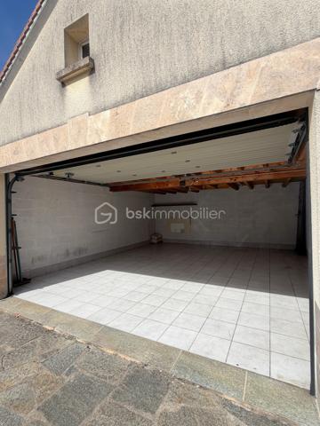 A l'abri des regards, accessible par son allée privative, belle et charmante construction individuelle édifiée sur sous sol total et sur un terrain de + de 1200 m2 ! 
Du charme dès l'entrée avec son escalier cathédrale et sa pièce de vie de 40 m2 avec poêle, spacieuse cuisine équipée, chambre/bureau, coin dressing (possibilité salle d'eau attenante), wc séparé.
Étage : pièce palière (possibilité coin lecture ou bureau), 2 grandes chambres, salle de bains, wc, jolie suite parentale avec salle de bains et son balcon .
Sous sol comprenant : grande salle de jeux carrelée de 35 m2, buanderie, chaufferie, atelier, cave, ...
Grande terrasse accessible via les 3 portes fenêtres coté salon et cuisine.
Grand terrain arborée sans vis-à-vis.
Garage double indépendant carrelé pour 2 voitures. Plusieurs stationnements au sein de la propriété.
Porte de garage et portail motorisés, fenêtres PVC double vitrage, volets alu et roulants étage, fibre optique, visiophone, ...
