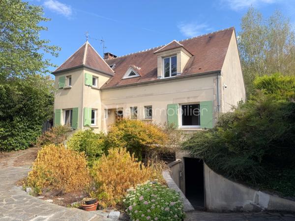 A l'abri des regards, accessible par son allée privative, belle et charmante construction individuelle édifiée sur sous sol total et sur un terrain de + de 1200 m2 ! 
Du charme dès l'entrée avec son escalier cathédrale et sa pièce de vie de 40 m2 avec poêle, spacieuse cuisine équipée, chambre/bureau, coin dressing (possibilité salle d'eau attenante), wc séparé.
Étage : pièce palière (possibilité coin lecture ou bureau), 2 grandes chambres, salle de bains, wc, jolie suite parentale avec salle de bains et son balcon .
Sous sol comprenant : grande salle de jeux carrelée de 35 m2, buanderie, chaufferie, atelier, cave, ...
Grande terrasse accessible via les 3 portes fenêtres coté salon et cuisine.
Grand terrain arborée sans vis-à-vis.
Garage double indépendant carrelé pour 2 voitures. Plusieurs stationnements au sein de la propriété.
Porte de garage et portail motorisés, fenêtres PVC double vitrage, volets alu et roulants étage, fibre optique, visiophone, ...