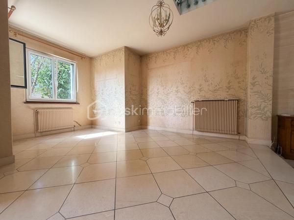 A l'abri des regards, accessible par son allée privative, belle et charmante construction individuelle édifiée sur sous sol total et sur un terrain de + de 1200 m2 ! 
Du charme dès l'entrée avec son escalier cathédrale et sa pièce de vie de 40 m2 avec poêle, spacieuse cuisine équipée, chambre/bureau, coin dressing (possibilité salle d'eau attenante), wc séparé.
Étage : pièce palière (possibilité coin lecture ou bureau), 2 grandes chambres, salle de bains, wc, jolie suite parentale avec salle de bains et son balcon .
Sous sol comprenant : grande salle de jeux carrelée de 35 m2, buanderie, chaufferie, atelier, cave, ...
Grande terrasse accessible via les 3 portes fenêtres coté salon et cuisine.
Grand terrain arborée sans vis-à-vis.
Garage double indépendant carrelé pour 2 voitures. Plusieurs stationnements au sein de la propriété.
Porte de garage et portail motorisés, fenêtres PVC double vitrage, volets alu et roulants étage, fibre optique, visiophone, ...