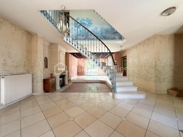 A l'abri des regards, accessible par son allée privative, belle et charmante construction individuelle édifiée sur sous sol total et sur un terrain de + de 1200 m2 ! 
Du charme dès l'entrée avec son escalier cathédrale et sa pièce de vie de 40 m2 avec poêle, spacieuse cuisine équipée, chambre/bureau, coin dressing (possibilité salle d'eau attenante), wc séparé.
Étage : pièce palière (possibilité coin lecture ou bureau), 2 grandes chambres, salle de bains, wc, jolie suite parentale avec salle de bains et son balcon .
Sous sol comprenant : grande salle de jeux carrelée de 35 m2, buanderie, chaufferie, atelier, cave, ...
Grande terrasse accessible via les 3 portes fenêtres coté salon et cuisine.
Grand terrain arborée sans vis-à-vis.
Garage double indépendant carrelé pour 2 voitures. Plusieurs stationnements au sein de la propriété.
Porte de garage et portail motorisés, fenêtres PVC double vitrage, volets alu et roulants étage, fibre optique, visiophone, ...