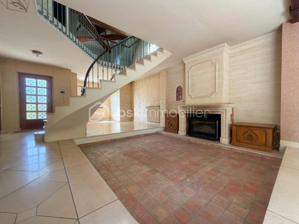 A l'abri des regards, accessible par son allée privative, belle et charmante construction individuelle édifiée sur sous sol total et sur un terrain de + de 1200 m2 ! 
Du charme dès l'entrée avec son escalier cathédrale et sa pièce de vie de 40 m2 avec poêle, spacieuse cuisine équipée, chambre/bureau, coin dressing (possibilité salle d'eau attenante), wc séparé.
Étage : pièce palière (possibilité coin lecture ou bureau), 2 grandes chambres, salle de bains, wc, jolie suite parentale avec salle de bains et son balcon .
Sous sol comprenant : grande salle de jeux carrelée de 35 m2, buanderie, chaufferie, atelier, cave, ...
Grande terrasse accessible via les 3 portes fenêtres coté salon et cuisine.
Grand terrain arborée sans vis-à-vis.
Garage double indépendant carrelé pour 2 voitures. Plusieurs stationnements au sein de la propriété.
Porte de garage et portail motorisés, fenêtres PVC double vitrage, volets alu et roulants étage, fibre optique, visiophone, ...
