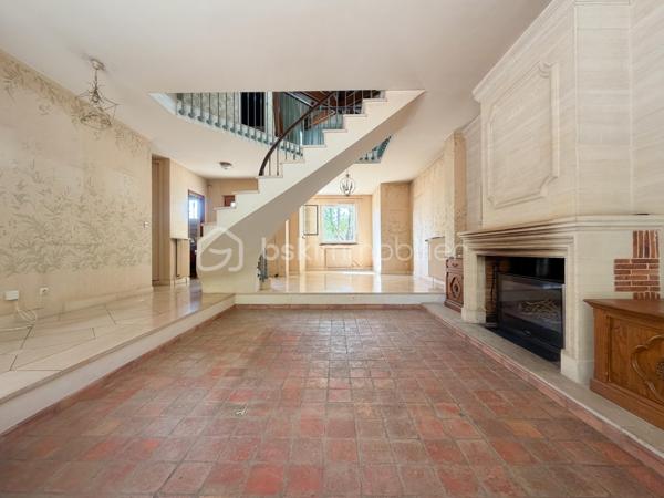 A l'abri des regards, accessible par son allée privative, belle et charmante construction individuelle édifiée sur sous sol total et sur un terrain de + de 1200 m2 ! 
Du charme dès l'entrée avec son escalier cathédrale et sa pièce de vie de 40 m2 avec poêle, spacieuse cuisine équipée, chambre/bureau, coin dressing (possibilité salle d'eau attenante), wc séparé.
Étage : pièce palière (possibilité coin lecture ou bureau), 2 grandes chambres, salle de bains, wc, jolie suite parentale avec salle de bains et son balcon .
Sous sol comprenant : grande salle de jeux carrelée de 35 m2, buanderie, chaufferie, atelier, cave, ...
Grande terrasse accessible via les 3 portes fenêtres coté salon et cuisine.
Grand terrain arborée sans vis-à-vis.
Garage double indépendant carrelé pour 2 voitures. Plusieurs stationnements au sein de la propriété.
Porte de garage et portail motorisés, fenêtres PVC double vitrage, volets alu et roulants étage, fibre optique, visiophone, ...
