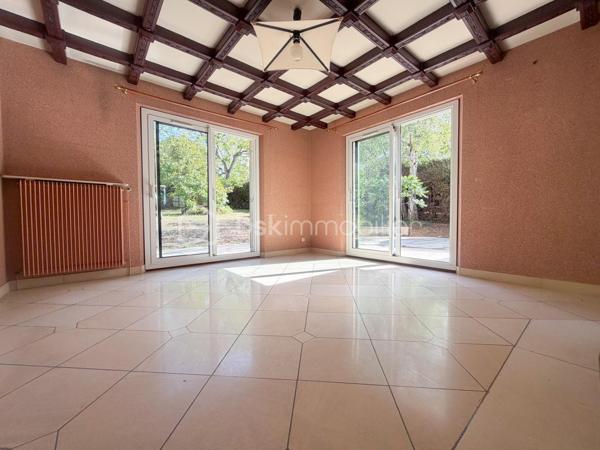 A l'abri des regards, accessible par son allée privative, belle et charmante construction individuelle édifiée sur sous sol total et sur un terrain de + de 1200 m2 ! 
Du charme dès l'entrée avec son escalier cathédrale et sa pièce de vie de 40 m2 avec poêle, spacieuse cuisine équipée, chambre/bureau, coin dressing (possibilité salle d'eau attenante), wc séparé.
Étage : pièce palière (possibilité coin lecture ou bureau), 2 grandes chambres, salle de bains, wc, jolie suite parentale avec salle de bains et son balcon .
Sous sol comprenant : grande salle de jeux carrelée de 35 m2, buanderie, chaufferie, atelier, cave, ...
Grande terrasse accessible via les 3 portes fenêtres coté salon et cuisine.
Grand terrain arborée sans vis-à-vis.
Garage double indépendant carrelé pour 2 voitures. Plusieurs stationnements au sein de la propriété.
Porte de garage et portail motorisés, fenêtres PVC double vitrage, volets alu et roulants étage, fibre optique, visiophone, ...