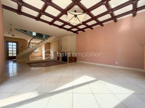 A l'abri des regards, accessible par son allée privative, belle et charmante construction individuelle édifiée sur sous sol total et sur un terrain de + de 1200 m2 ! 
Du charme dès l'entrée avec son escalier cathédrale et sa pièce de vie de 40 m2 avec poêle, spacieuse cuisine équipée, chambre/bureau, coin dressing (possibilité salle d'eau attenante), wc séparé.
Étage : pièce palière (possibilité coin lecture ou bureau), 2 grandes chambres, salle de bains, wc, jolie suite parentale avec salle de bains et son balcon .
Sous sol comprenant : grande salle de jeux carrelée de 35 m2, buanderie, chaufferie, atelier, cave, ...
Grande terrasse accessible via les 3 portes fenêtres coté salon et cuisine.
Grand terrain arborée sans vis-à-vis.
Garage double indépendant carrelé pour 2 voitures. Plusieurs stationnements au sein de la propriété.
Porte de garage et portail motorisés, fenêtres PVC double vitrage, volets alu et roulants étage, fibre optique, visiophone, ...