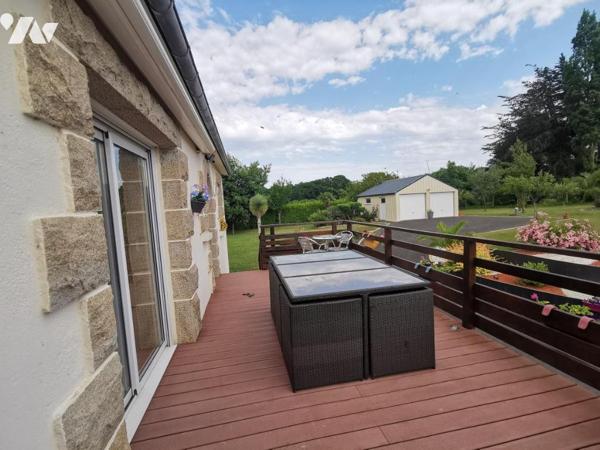 10 minutes de la mer, 5 minutes des commerces, maison de 4 chambres avec plus de 100 m2 de garage.