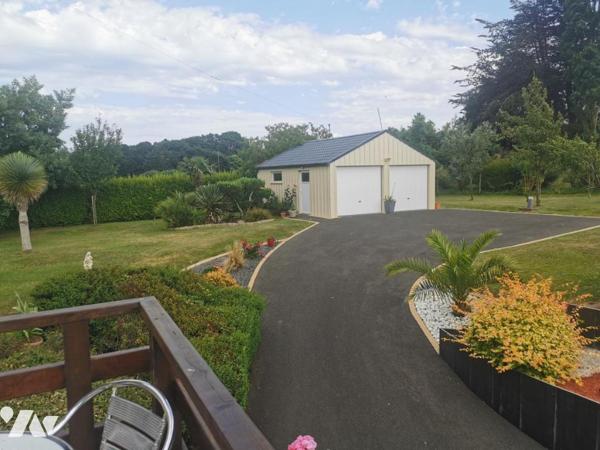 10 minutes de la mer, 5 minutes des commerces, maison de 4 chambres avec plus de 100 m2 de garage.