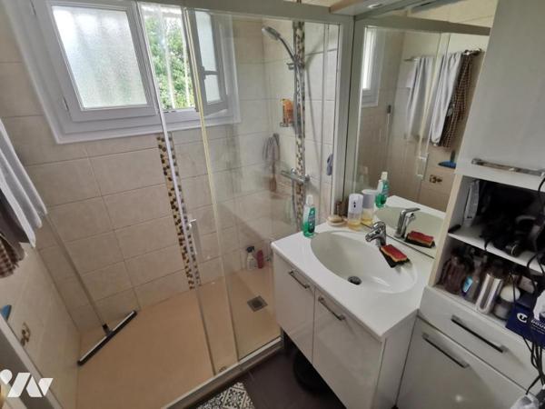 10 minutes de la mer, 5 minutes des commerces, maison de 4 chambres avec plus de 100 m2 de garage.