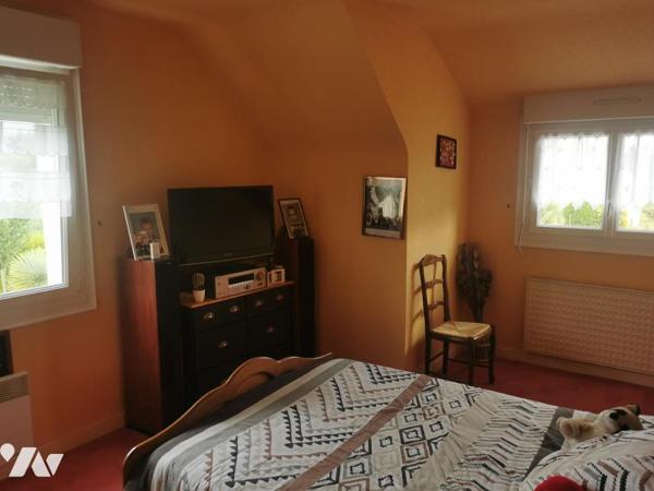 10 minutes de la mer, 5 minutes des commerces, maison de 4 chambres avec plus de 100 m2 de garage.