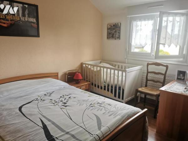 10 minutes de la mer, 5 minutes des commerces, maison de 4 chambres avec plus de 100 m2 de garage.