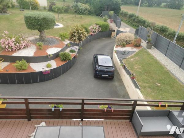 10 minutes de la mer, 5 minutes des commerces, maison de 4 chambres avec plus de 100 m2 de garage.