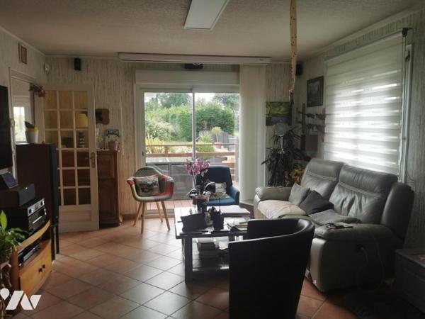 10 minutes de la mer, 5 minutes des commerces, maison de 4 chambres avec plus de 100 m2 de garage.