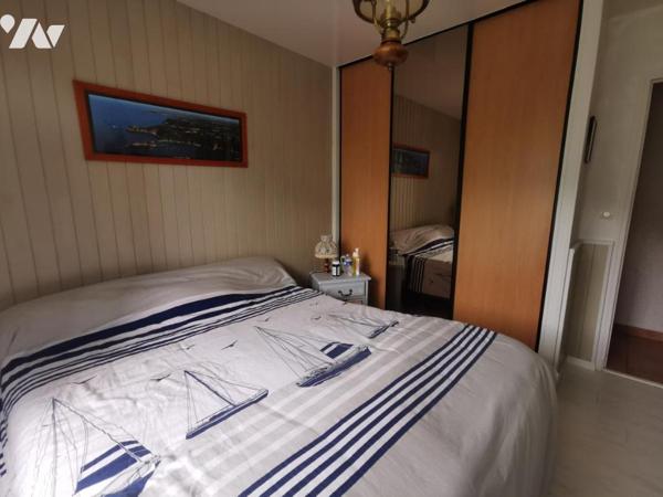 10 minutes de la mer, 5 minutes des commerces, maison de 4 chambres avec plus de 100 m2 de garage.