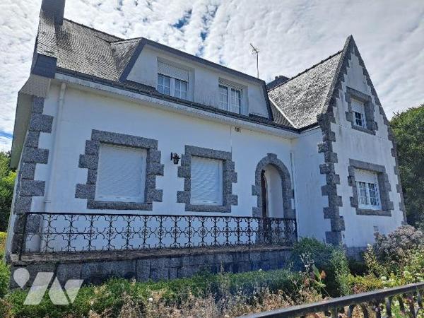 Maison traditionnelle composée d'une entrée, salon/séjour avec cheminée insert, 2 chambres, WC ...