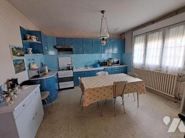 Maison traditionnelle composée d'une entrée, salon/séjour avec cheminée insert, 2 chambres, WC ...