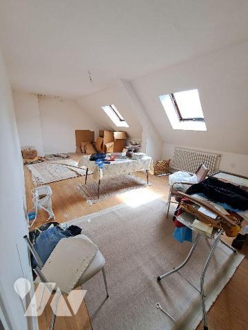 Maison traditionnelle composée d'une entrée, salon/séjour avec cheminée insert, 2 chambres, WC ...