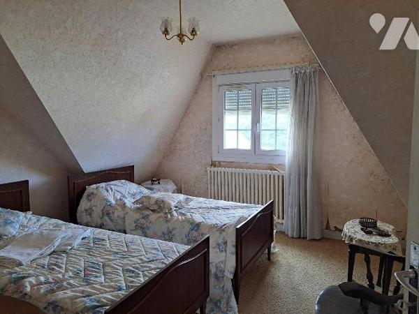 Maison traditionnelle composée d'une entrée, salon/séjour avec cheminée insert, 2 chambres, WC ...