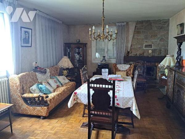 Maison traditionnelle composée d'une entrée, salon/séjour avec cheminée insert, 2 chambres, WC ...