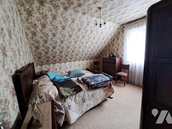 Maison traditionnelle composée d'une entrée, salon/séjour avec cheminée insert, 2 chambres, WC ...