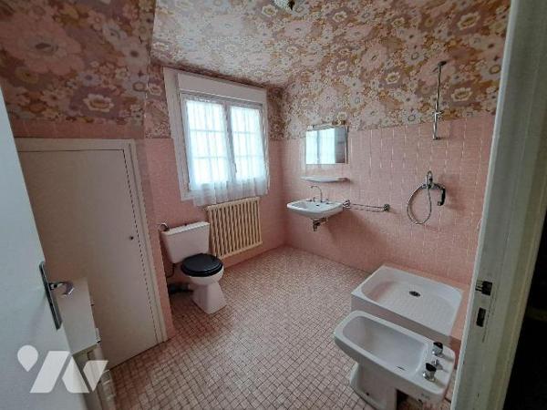 Maison traditionnelle composée d'une entrée, salon/séjour avec cheminée insert, 2 chambres, WC ...