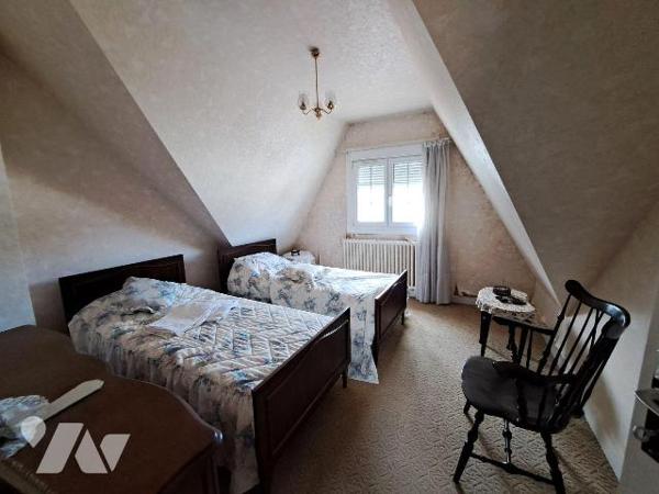 Maison traditionnelle composée d'une entrée, salon/séjour avec cheminée insert, 2 chambres, WC ...