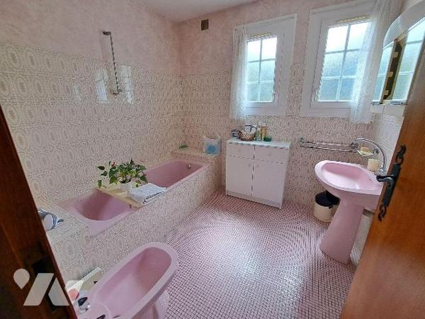 Maison traditionnelle composée d'une entrée, salon/séjour avec cheminée insert, 2 chambres, WC ...