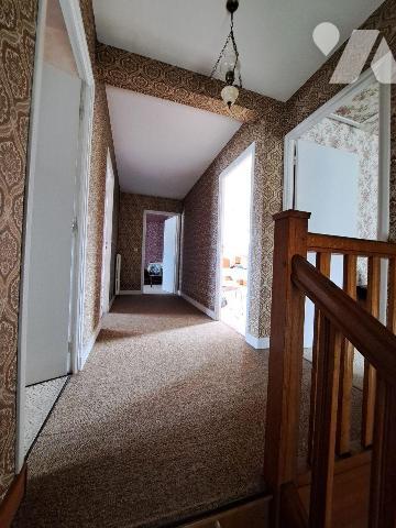 Maison traditionnelle composée d'une entrée, salon/séjour avec cheminée insert, 2 chambres, WC ...