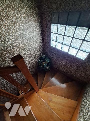 Maison traditionnelle composée d'une entrée, salon/séjour avec cheminée insert, 2 chambres, WC ...