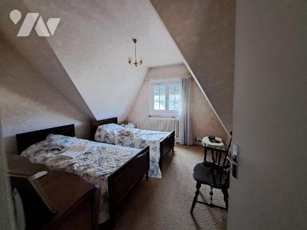 Maison traditionnelle composée d'une entrée, salon/séjour avec cheminée insert, 2 chambres, WC ...