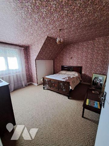 Maison traditionnelle composée d'une entrée, salon/séjour avec cheminée insert, 2 chambres, WC ...