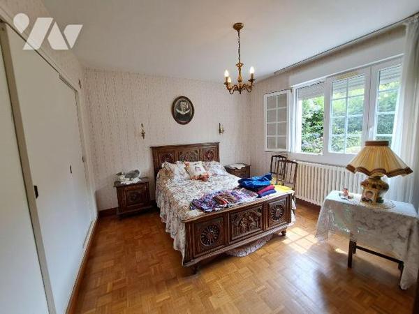 Maison traditionnelle composée d'une entrée, salon/séjour avec cheminée insert, 2 chambres, WC ...