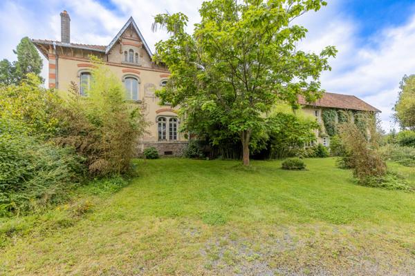 Ancien hôtel rénové avec gîtes à deux pas du lac de Pierre-Percée