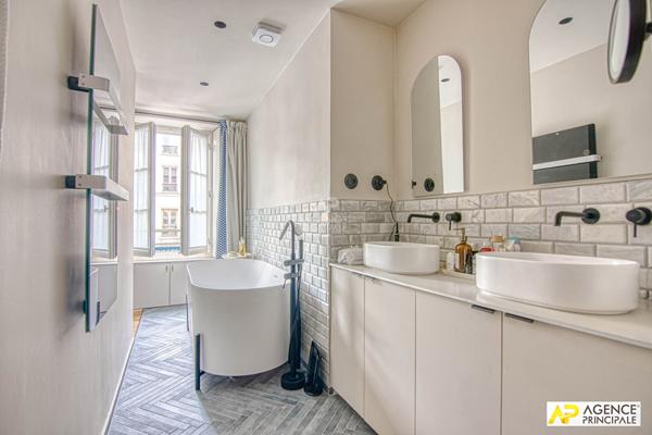Versailles, Notre-Dame, appartement 5 pièces 105 m² carrez situé au premier étage d'un immeuble ancien €895 000 ** - Référence 27677