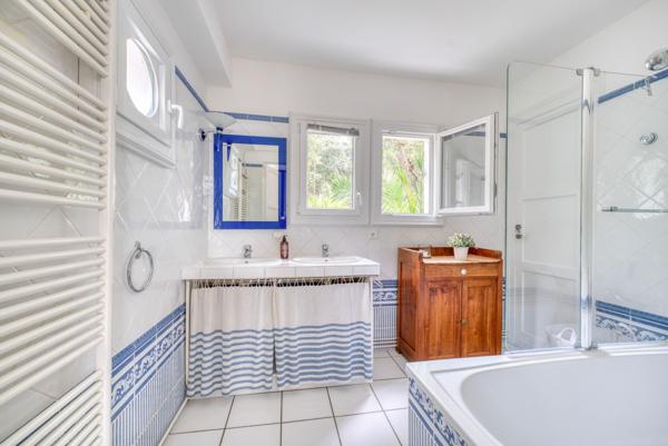 PROPRIETE UNIQUE PLEINE VUE MER AVEC ACCES DIRECT A LA PLAGE A VAUX SUR MER