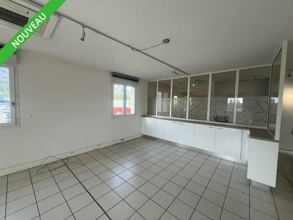 Bureaux à vendre à Guilherand-Granges avec garage et parkings privatifs