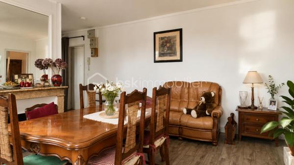 💼 Investissez dans un bien de caractère offrant une rentabilité immédiate !
     APPARTEMENT DE 58 m² | 108 000 €
Au cœur du centre historique de Louviers, découvrez cet appartement de 58 m², situé au 1er étage d'un immeuble classé Monument Historique. Vendu loué 650 € charges comprises par mois, il représente une opportunité idéale pour développer votre patrimoine avec un locataire déjà en place.

Vous apprécierez son séjour lumineux de 20 m², sa cuisine indépendante, sa grande chambre avec placard, son entrée avec rangement, sa salle de bains et son wc.

En bon état général, l'appartement bénéficie de fenêtres PVC double vitrage, d'un chauffage électrique individuel et d'un emplacement privilégié, à quelques pas des commerces, des écoles et de toutes les commodités.
✨ Les atouts qui font la différence

🏛 Immeuble classé Monument Historique
💰 Appartement vendu loué 650 €/mois (charges comprises)
📍 Hyper-centre de Louviers
📐 58 m² habitables
🛋 Séjour de 20 m²
🛏 Grande chambre avec placard
✅ Bon état général – aucun gros travaux à prévoir

Un investissement clé en main, alliant le charme de l'ancien, un emplacement recherché et des revenus locatifs immédiats.

📞Pour visiter N’hésitez pas à me contacter 06 83 30 17 01
Prix du bien : 108 000,00 €
Les honoraires d'agence sont à la charge du vendeur.
