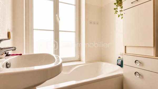 💼 Investissez dans un bien de caractère offrant une rentabilité immédiate !
     APPARTEMENT DE 58 m² | 108 000 €
Au cœur du centre historique de Louviers, découvrez cet appartement de 58 m², situé au 1er étage d'un immeuble classé Monument Historique. Vendu loué 650 € charges comprises par mois, il représente une opportunité idéale pour développer votre patrimoine avec un locataire déjà en place.

Vous apprécierez son séjour lumineux de 20 m², sa cuisine indépendante, sa grande chambre avec placard, son entrée avec rangement, sa salle de bains et son wc.

En bon état général, l'appartement bénéficie de fenêtres PVC double vitrage, d'un chauffage électrique individuel et d'un emplacement privilégié, à quelques pas des commerces, des écoles et de toutes les commodités.
✨ Les atouts qui font la différence

🏛 Immeuble classé Monument Historique
💰 Appartement vendu loué 650 €/mois (charges comprises)
📍 Hyper-centre de Louviers
📐 58 m² habitables
🛋 Séjour de 20 m²
🛏 Grande chambre avec placard
✅ Bon état général – aucun gros travaux à prévoir

Un investissement clé en main, alliant le charme de l'ancien, un emplacement recherché et des revenus locatifs immédiats.

📞Pour visiter N’hésitez pas à me contacter 06 83 30 17 01
Prix du bien : 108 000,00 €
Les honoraires d'agence sont à la charge du vendeur.