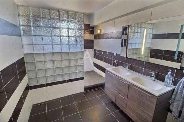 À VENDRE IDEAL INVESTISSEUR LOCATIF VILLA 3 FACES DE 270 M² SUR TERRAIN DE 390 M²