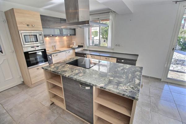 À VENDRE IDEAL INVESTISSEUR LOCATIF VILLA 3 FACES DE 270 M² SUR TERRAIN DE 390 M²