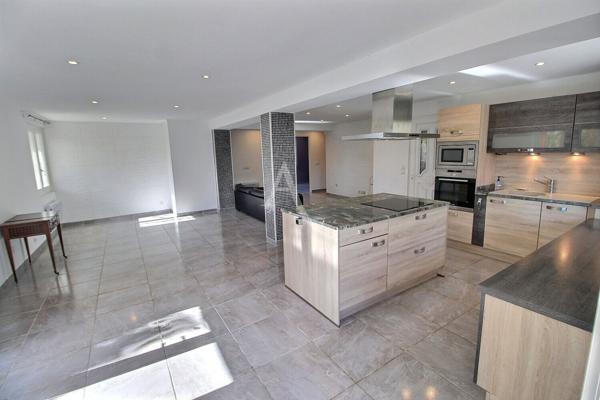 À VENDRE IDEAL INVESTISSEUR LOCATIF VILLA 3 FACES DE 270 M² SUR TERRAIN DE 390 M²
