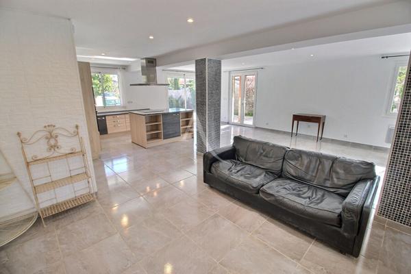 À VENDRE IDEAL INVESTISSEUR LOCATIF VILLA 3 FACES DE 270 M² SUR TERRAIN DE 390 M²