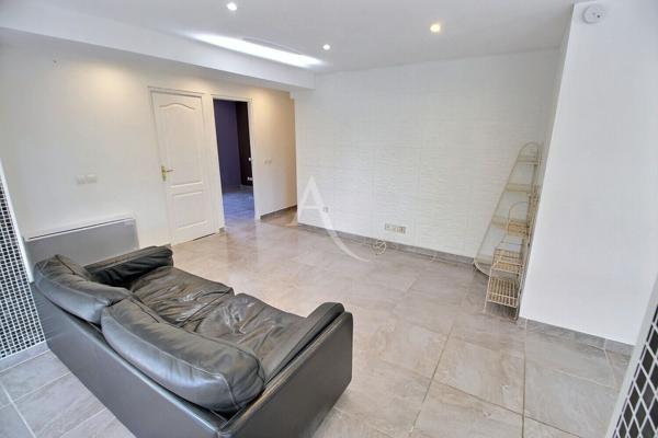 À VENDRE IDEAL INVESTISSEUR LOCATIF VILLA 3 FACES DE 270 M² SUR TERRAIN DE 390 M²