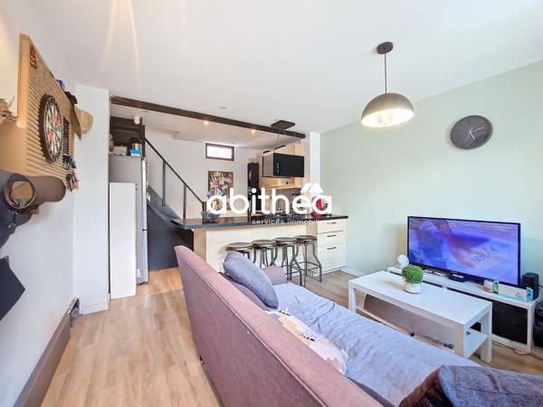 MAISON DE COUREE + 1 CHAMBRE + 1 BUREAU + DEPENDANCE + COUR