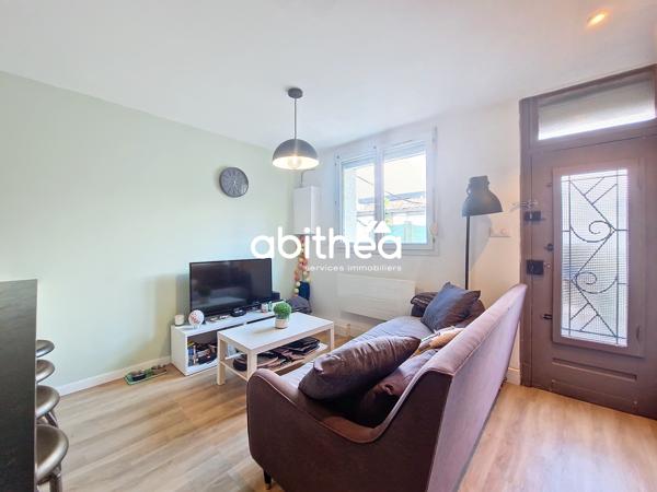 MAISON DE COUREE + 1 CHAMBRE + 1 BUREAU + DEPENDANCE + COUR