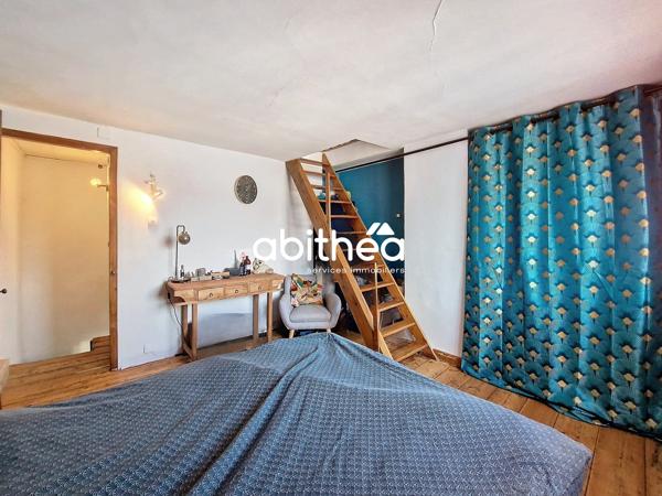 MAISON DE COUREE + 1 CHAMBRE + 1 BUREAU + DEPENDANCE + COUR