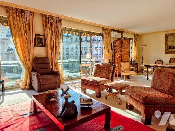 PARIS XVIIe – WAGRAM – BEL APPARTEMENT FAMILIAL TRAVERSANT DE 152 m² – BALCON – 3/4 CHAMBRES
